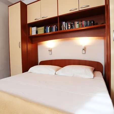 Lidija Mit Terrasse Und Meerblick By Interhome Daire *