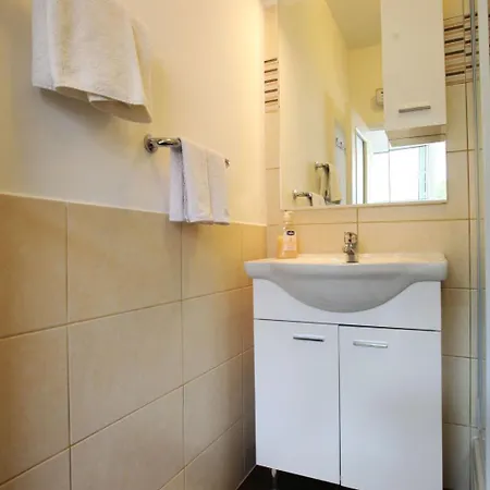 Daire Lidija Mit Terrasse Und Meerblick By Interhome *